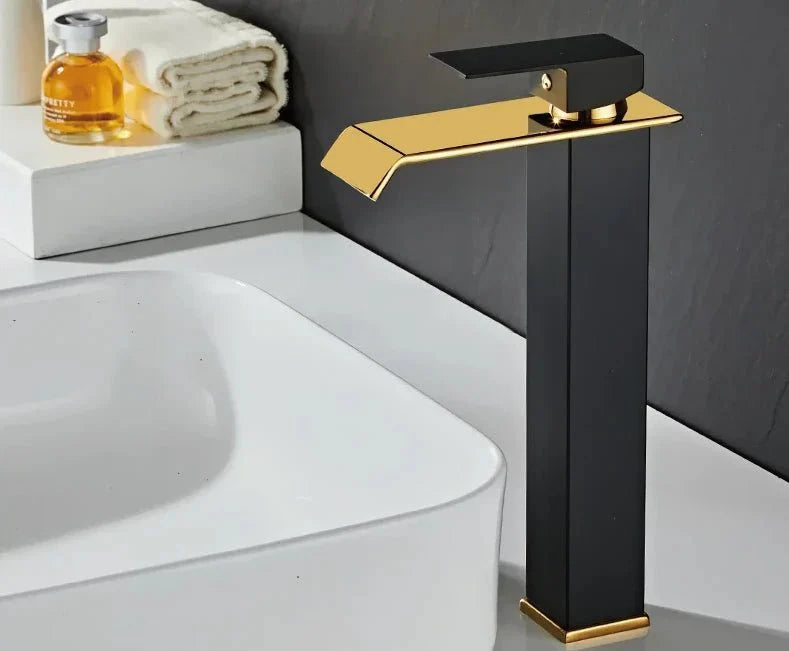 Torneira Premium para Banheiro BlacknGoldGeometricLine